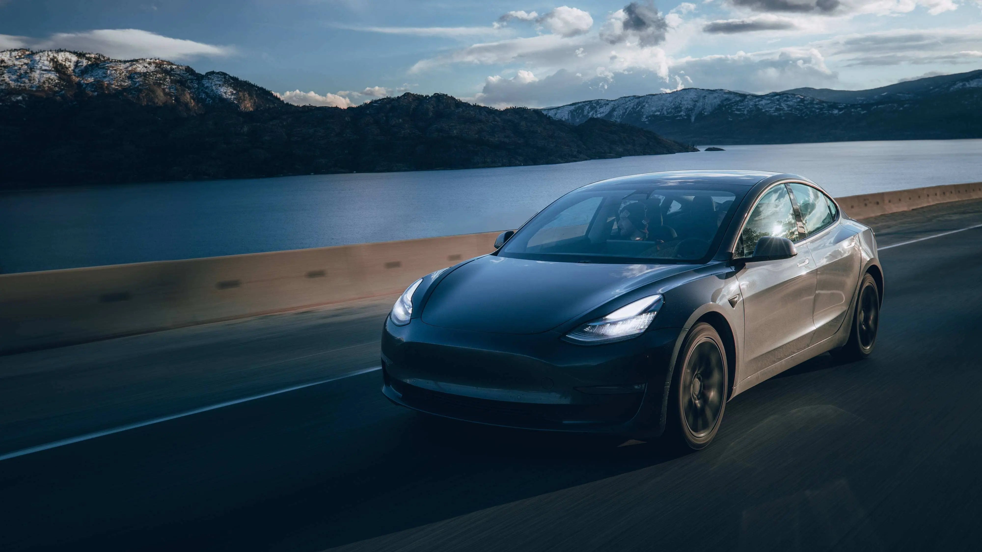 What's it like to have an "instrument" HUD head-up display for the Tesla Model 3? Flashark